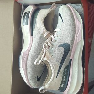 Nike ZOOMX Invincible Run FK, 9.5 Women's